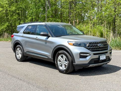 Certified 2024 Ford Explorer XLT w/ Equipment Group 202A AWD/4WD image 1