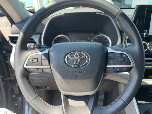 Used 2025 Toyota Highlander XLE FWD image 23