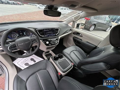 Used 2024 Chrysler Pacifica Touring-L image 18
