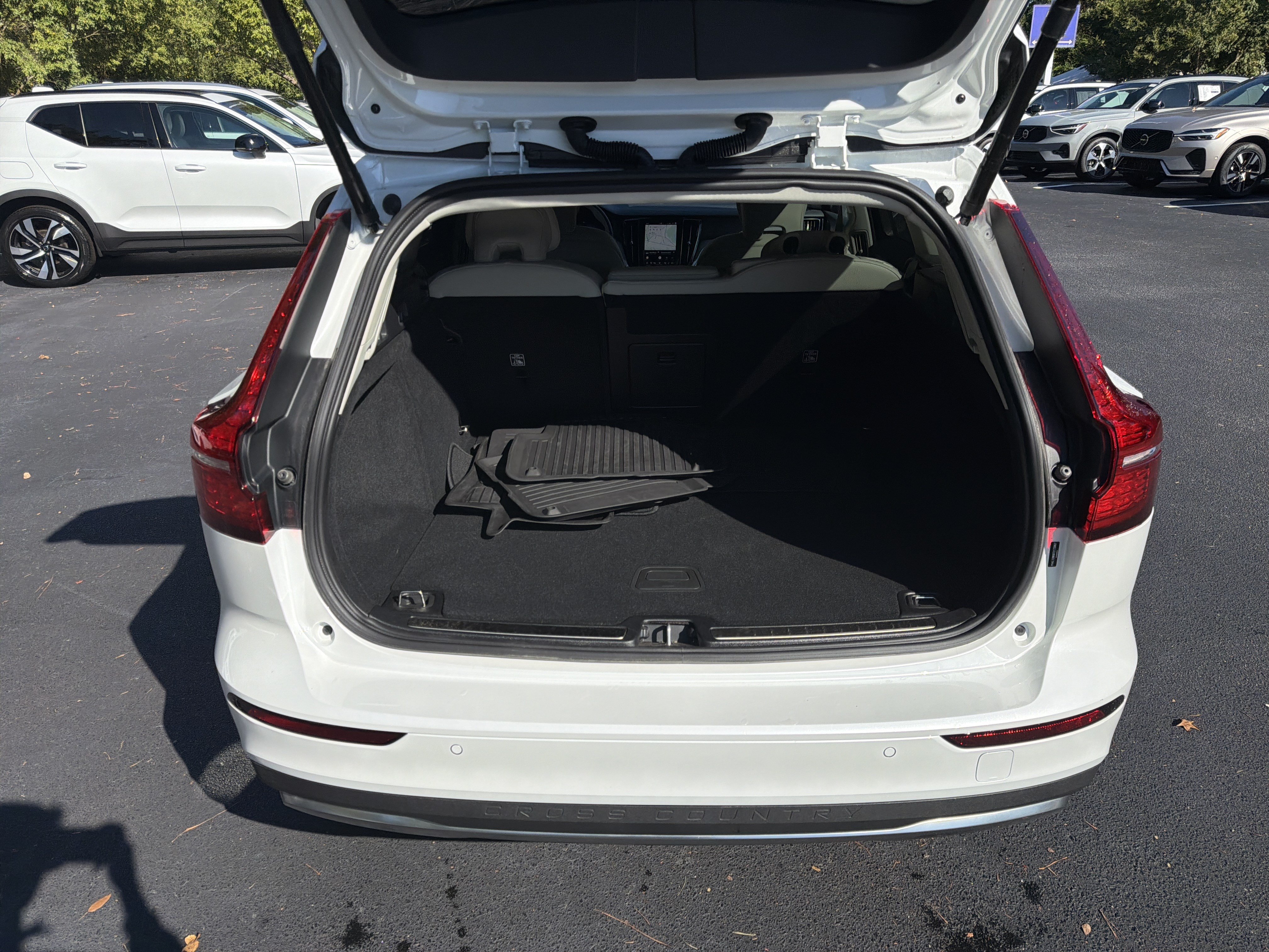 Certified 2026 Volvo V60 B5 Cross Country Plus w/ Climate Package AWD/4WD image 34