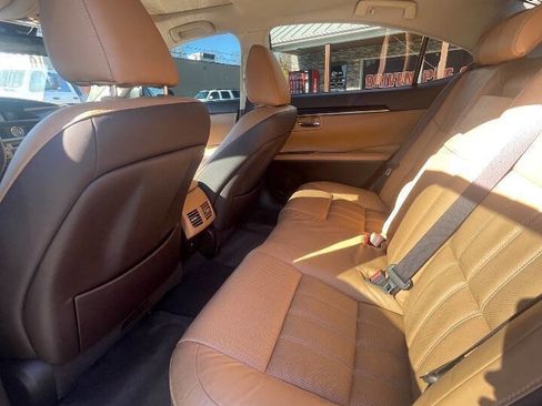 Used 2016 Lexus ES 350 w/ Luxury Package w/Wood Trim image 12