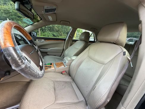 Used 2014 Chrysler 300 C RWD image 16