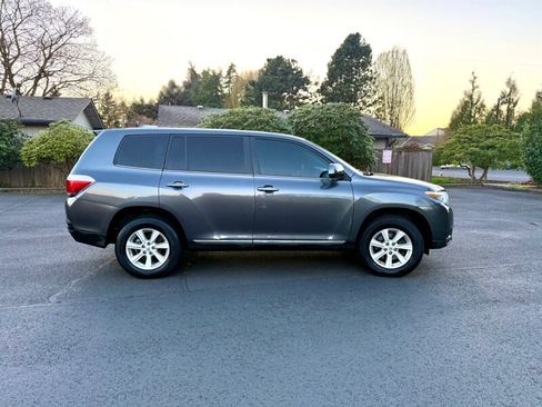 Used 2013 Toyota Highlander 4WD w/ Cold Weather Pkg image 4