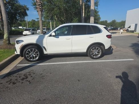 Used 2022 BMW X5 sDrive40i w/ Premium Package RWD image 2