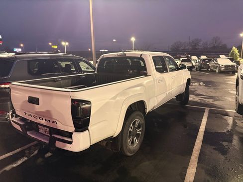 Used 2017 Toyota Tacoma TRD Sport w/ Tow Package image 9