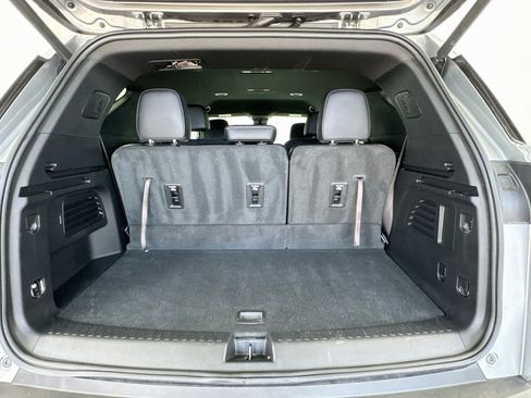 Used 2025 Chevrolet Traverse LT FWD image 17