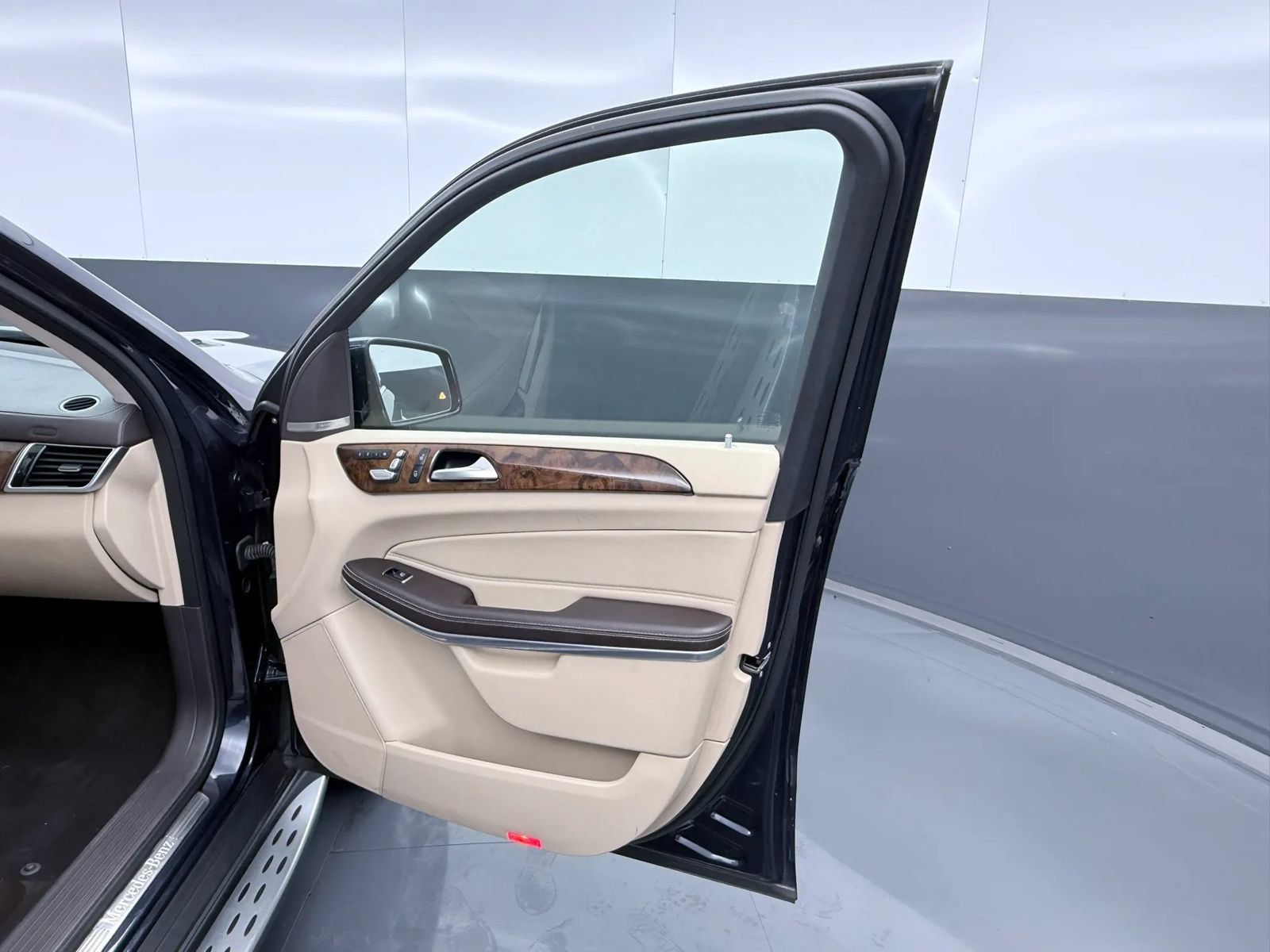 Used 2017 Mercedes-Benz GLS 550 4MATIC w/ Driver Assistance Package image 21