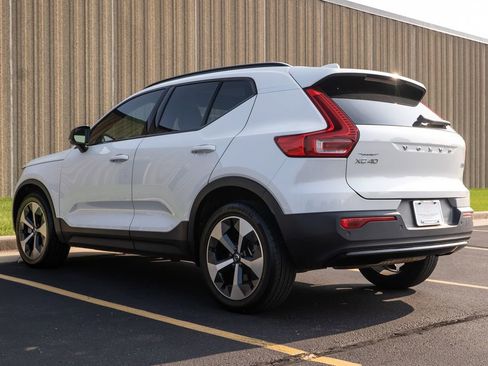 Used 2023 Volvo XC40 B5 Plus image 5
