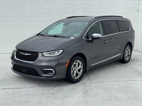 Used 2023 Chrysler Pacifica Limited FWD image 11