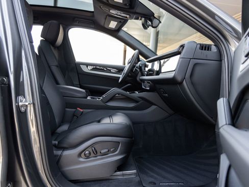 Certified 2026 Porsche Cayenne Coupe image 43