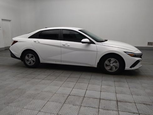 Used 2025 Hyundai Elantra SE FWD image 11