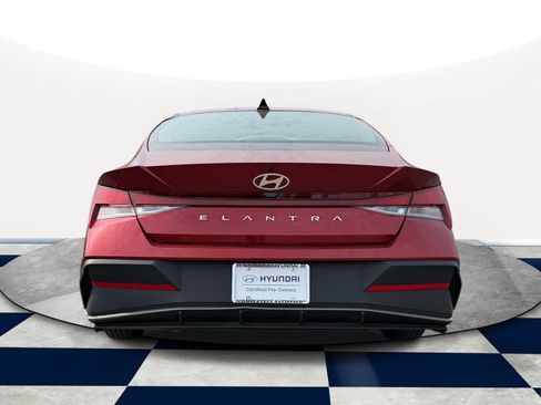 Certified 2024 Hyundai Elantra SE FWD image 4