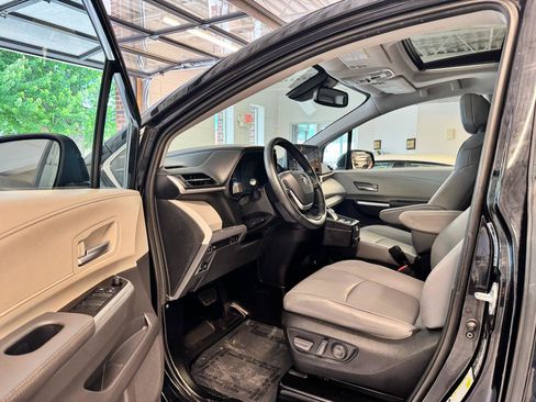 Used 2022 Toyota Sienna XLE FWD image 11