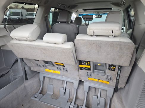 Used 2011 Toyota Sienna XLE image 54