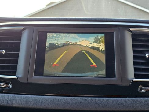 Used 2019 Chrysler Pacifica Touring-L image 29