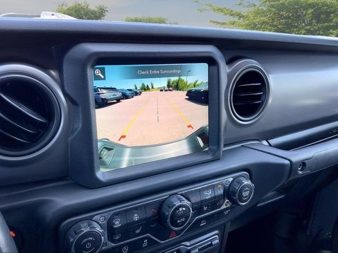 Used 2023 Jeep Gladiator Sport AWD/4WD image 15