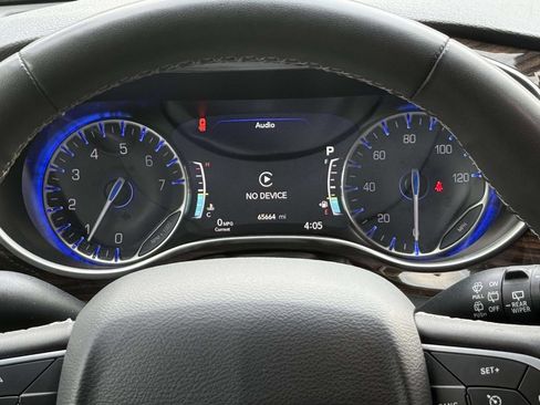 Used 2023 Chrysler Pacifica Limited FWD image 22