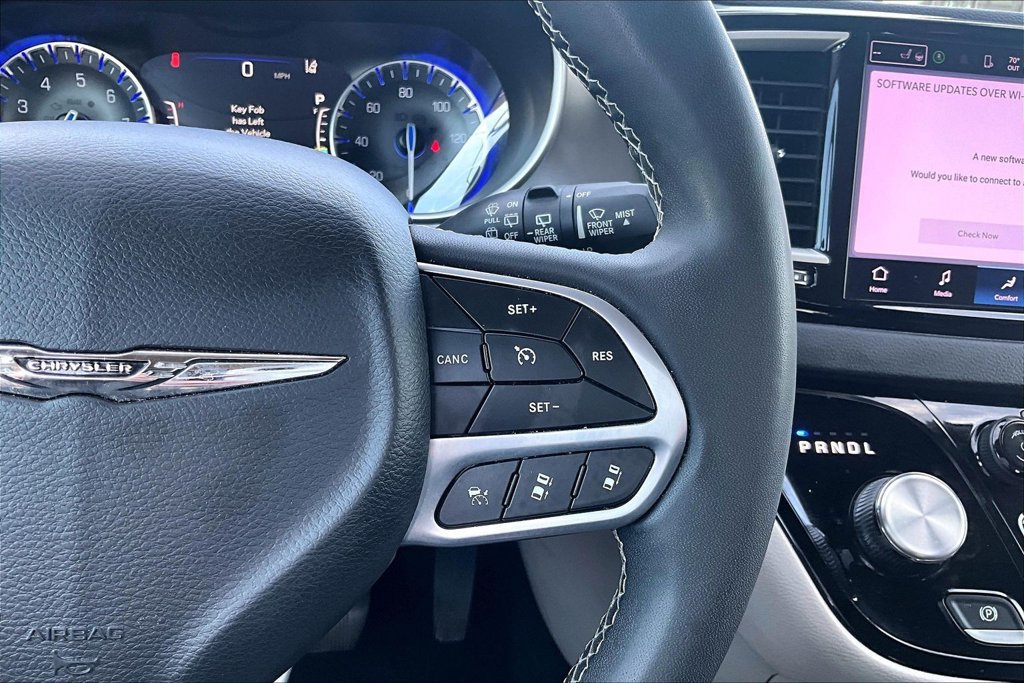 Used 2023 Chrysler Pacifica Touring-L FWD image 19