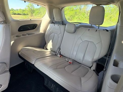Used 2017 Chrysler Pacifica Touring-L Plus FWD image 11