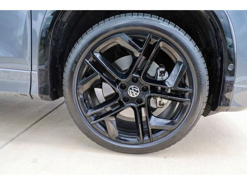 Used 2025 Volkswagen Tiguan SE R-Line image 17