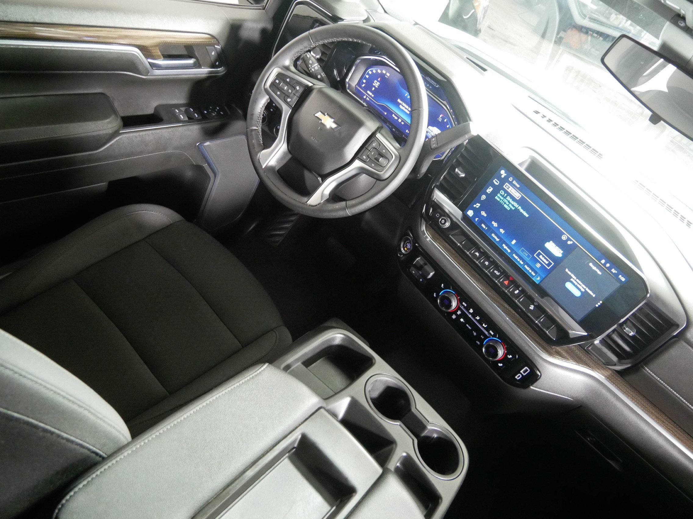 Used 2024 Chevrolet Silverado 1500 LT w/ Z71 Off-Road Package AWD/4WD image 9