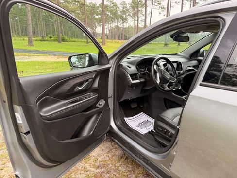 Used 2024 GMC Terrain SLT FWD image 11