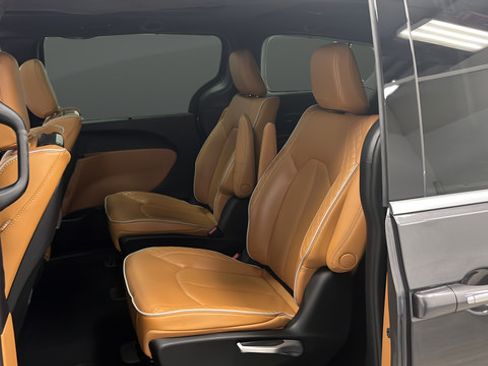 Used 2023 Chrysler Pacifica Pinnacle FWD image 23