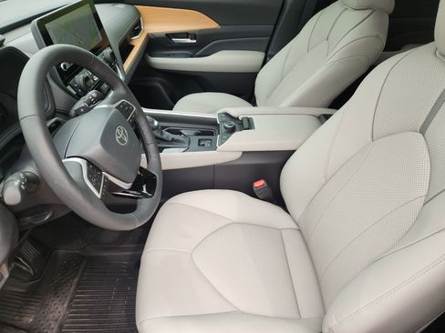 Used 2025 Toyota Grand Highlander AWD image 16