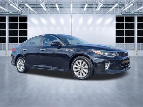 Used 2018 Kia Optima S image 2