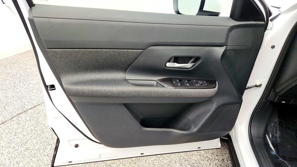 Used 2025 Nissan Kicks SV AWD/4WD image 10