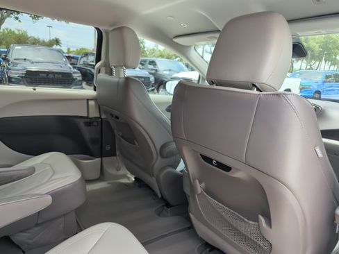 Used 2018 Chrysler Pacifica Touring-L w/ Advanced Safetytec Group FWD image 19