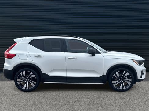 New 2026 Volvo XC40 B5 Ultra w/ Climate Package image 4