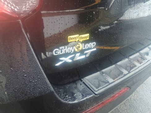 Used 2022 Ford Explorer XLT w/ Equipment Group 202A image 8