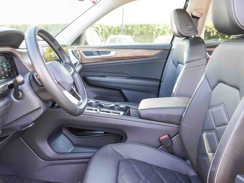 Used 2025 Volkswagen Atlas SE w/ Panoramic Sunroof Package FWD image 17