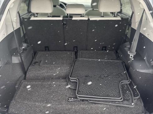 Used 2018 Volkswagen Tiguan SE w/ Panoramic Sunroof Package image 18