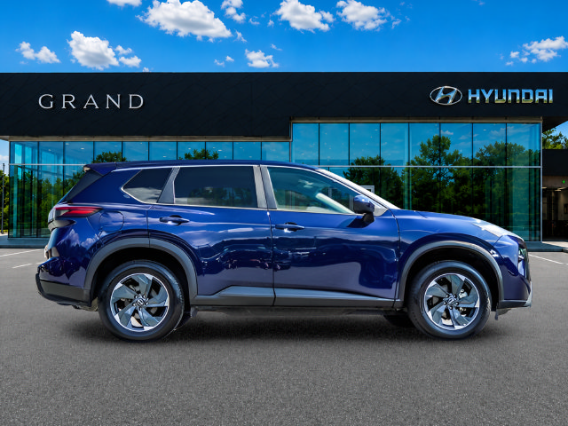 Used 2025 Nissan Rogue SV AWD/4WD image 7