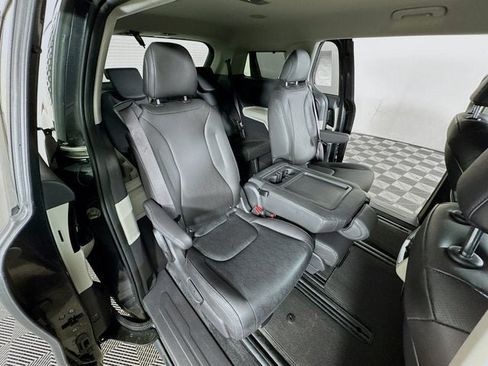 Used 2024 Kia Carnival EX FWD image 29