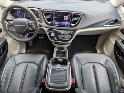 Used 2023 Chrysler Pacifica Touring-L FWD image 18