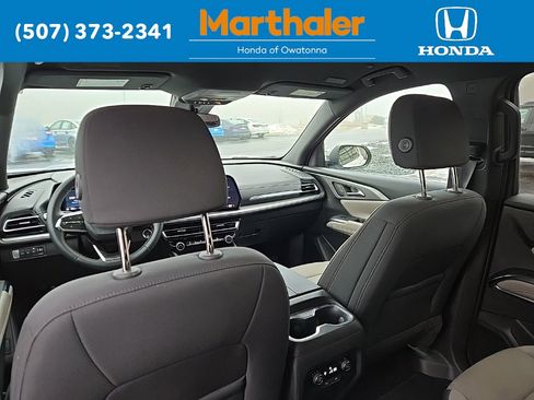 Used 2025 Chevrolet Traverse LT image 14