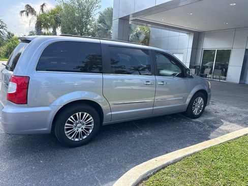 Used 2013 Chrysler Town & Country Touring-L w/ Driver Convenience Group FWD image 3
