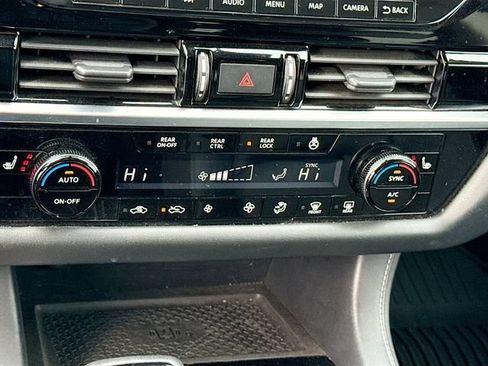 Used 2023 Nissan Pathfinder SL AWD/4WD image 23