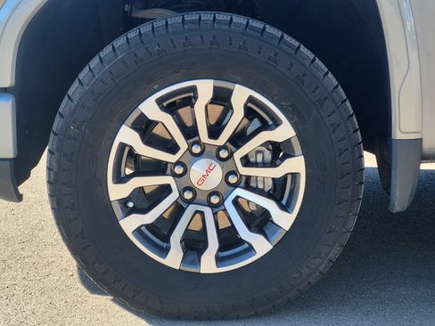 Used 2023 GMC Sierra 1500 AT4 w/ Technology Package AWD/4WD image 10