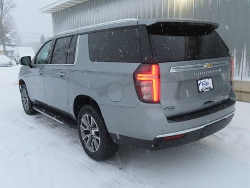 Used 2024 Chevrolet Suburban LT w/ Luxury Package image 9