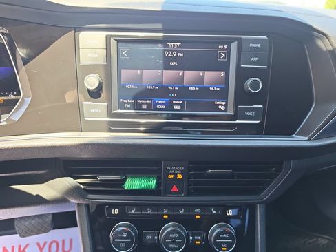 Used 2024 Volkswagen Jetta SE FWD image 17