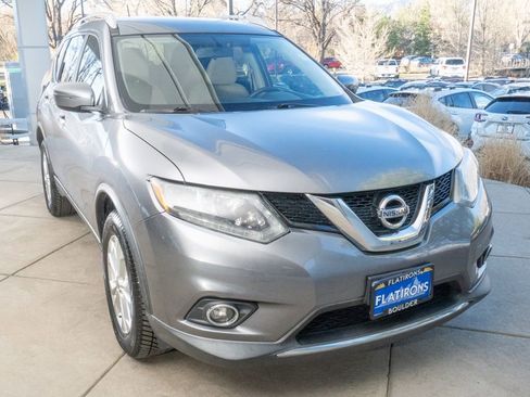 Used 2016 Nissan Rogue SV image 2