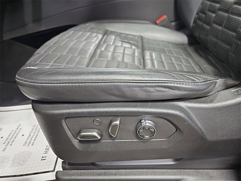 Used 2022 Cadillac Escalade Sport Platinum w/ LPO, ONYX Package image 36