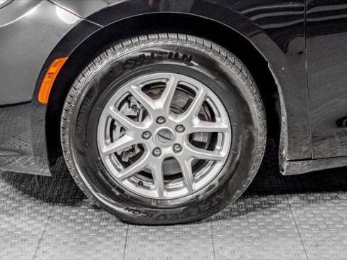 Used 2024 Chrysler Pacifica Touring-L image 33