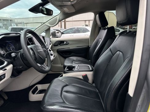 Used 2022 Chrysler Pacifica Touring-L image 13