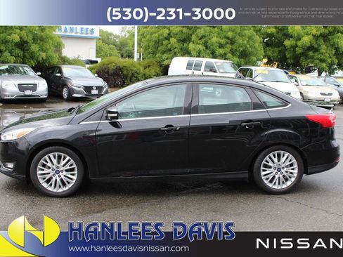Used 2017 Ford Focus Titanium image 2