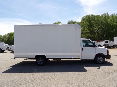 Used 2016 GMC Savana 3500 Extended image 9